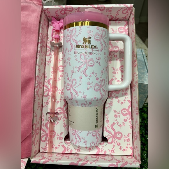 STANLEY + LoveShackFancy 40oz
Quencher Tumbler* COQUETTE BOW
CHANTILLY - Picture 2 of 5